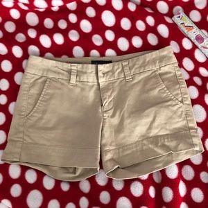 Women’s American Eagle stretch khaki shorts.